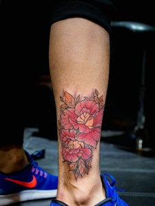 腿部美丽惊艳的花朵纹身图片