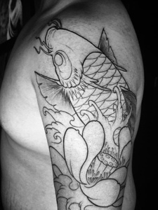 大臂黑白线条鲤鱼纹身刺青很低调