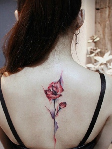 脊椎部一只花朵纹身刺青美丽动人