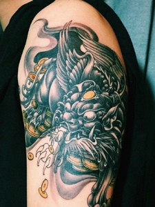 大臂经典传统的麒麟纹身刺青