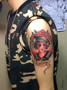手臂彩色美女军人纹身刺青很耀眼