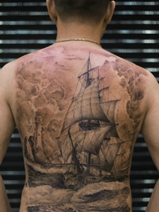 遮盖整个背部的大帆船纹身图案