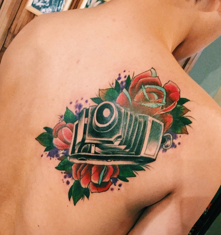 点击大图看下一张：后背相机与花朵的纹身图案