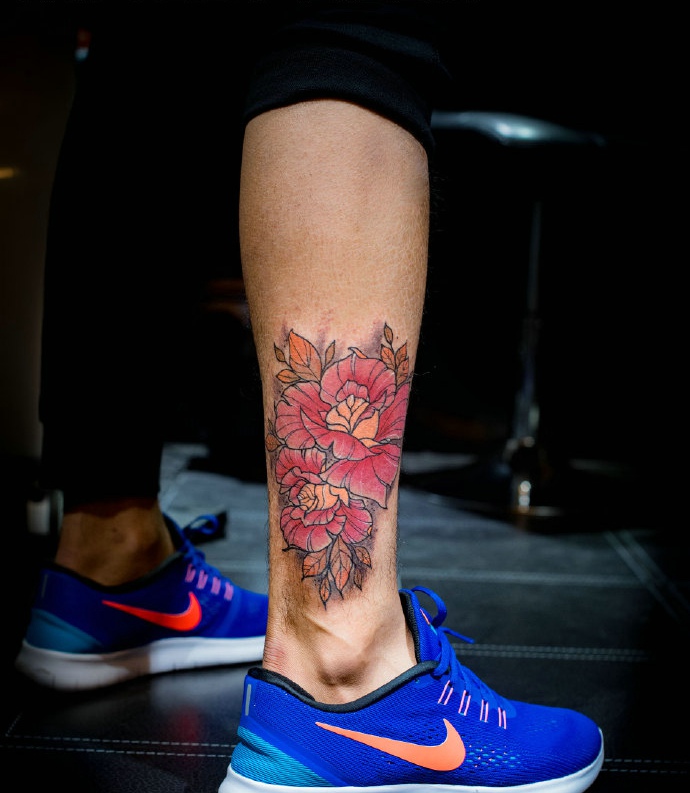 点击大图看下一张：腿部美丽惊艳的花朵纹身图片