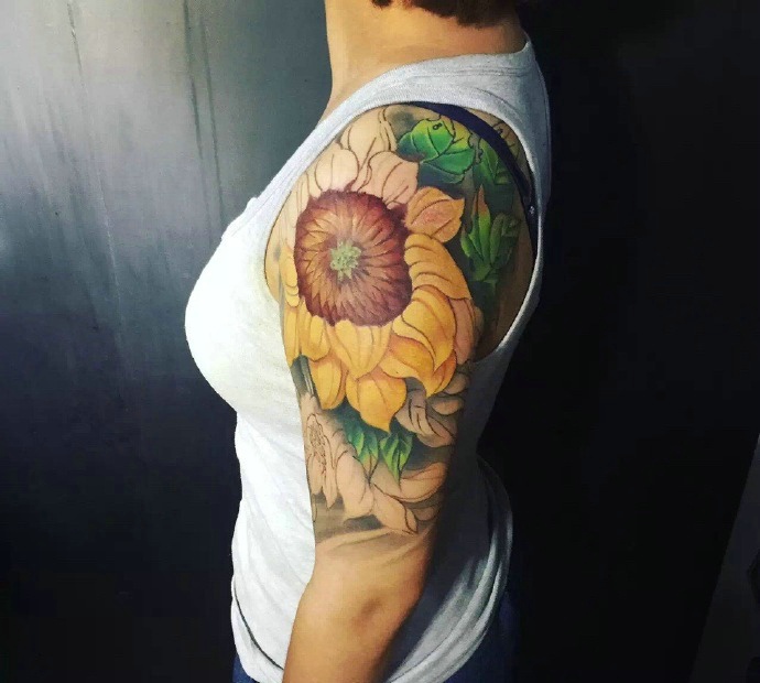 点击大图看下一张：过肩的漂亮向日葵纹身刺青很唯美