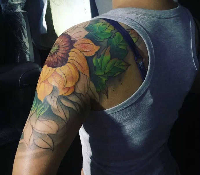 点击大图看下一张：过肩的漂亮向日葵纹身刺青很唯美