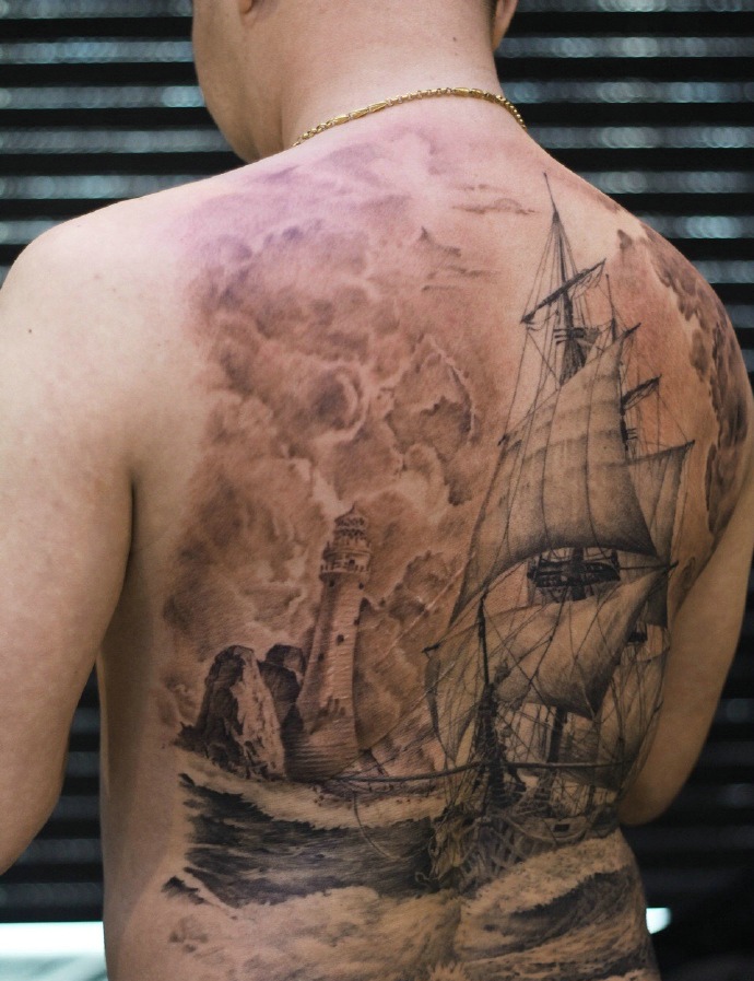 点击大图看下一张：遮盖整个背部的大帆船纹身图案