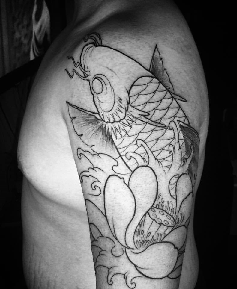 点击大图看下一张：大臂黑白线条鲤鱼纹身刺青很低调