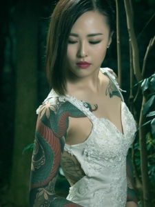 森林里的花臂纹身新娘笑容满面