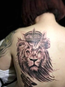 女生后背带着皇冠的狮子头纹身图案