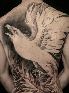 铺满整个背部的老鹰纹身图案