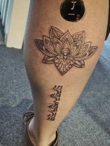 梵花与梵文一起的腿部纹身刺青