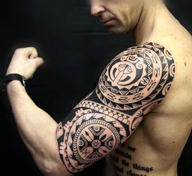 点击大图看下一张：帅气男士经典完美的手臂纹身图案