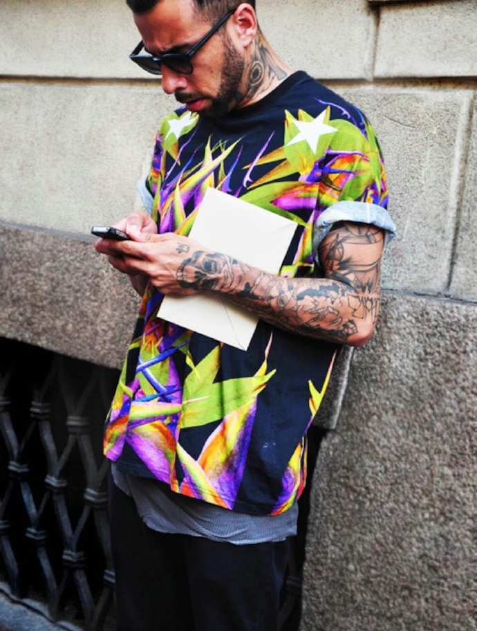 点击大图看下一张：街头墨镜男花臂纹身刺青风范十足