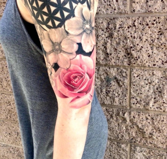 点击大图看下一张：非常抢眼的女生花臂花朵纹身图案
