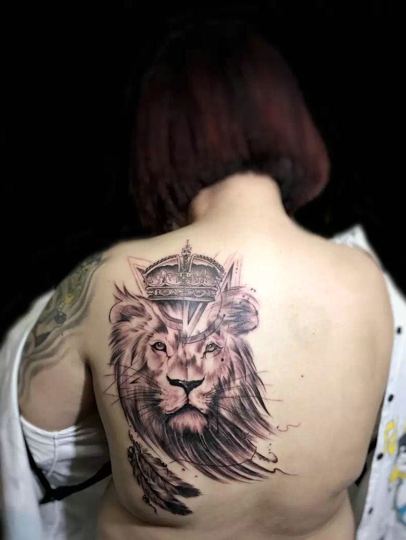 点击大图看下一张：女生后背带着皇冠的狮子头纹身图案