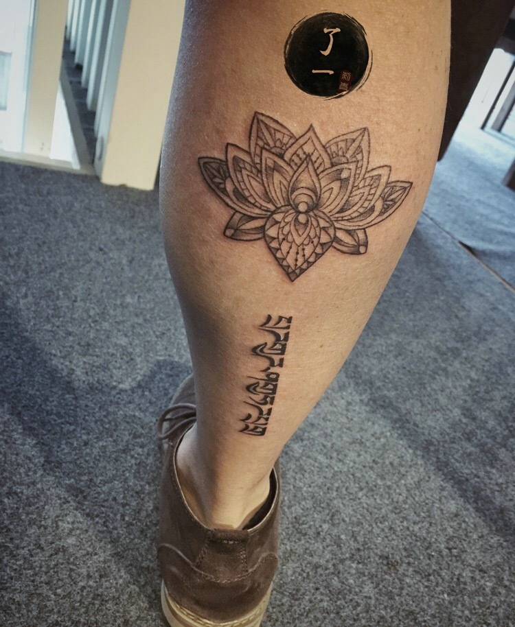 点击大图看下一张：梵花与梵文一起的腿部纹身刺青