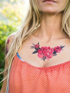女生胸口美丽绽放的花朵纹身刺青