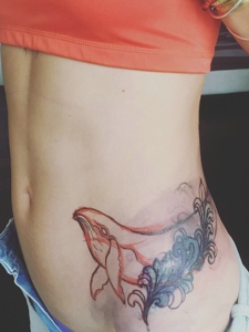 落在女生腰部下的小海豚纹身图片