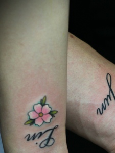 小樱花与简单英文的手臂情侣纹身刺青