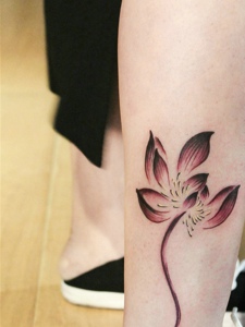 小腿部美丽时尚的莲花纹身刺青