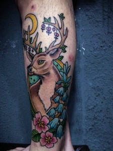 遮盖腿部的彩色梅花鹿纹身刺青