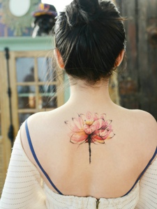 后背的一朵莲花纹身刺青十分优雅