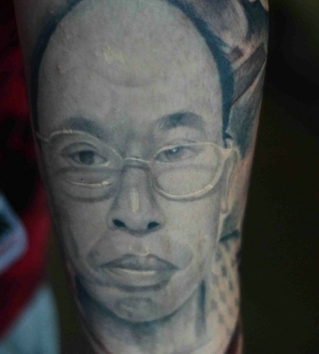 点击大图看下一张：大臂3d眼睛男士肖像纹身刺青很逼真