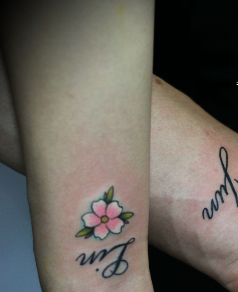 点击大图看下一张：小樱花与简单英文的手臂情侣纹身刺青