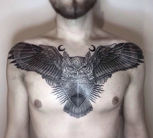 点击大图看下一张：男士胸前个性黑白猫头鹰纹身刺青