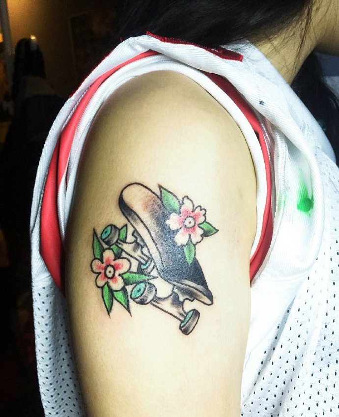 点击大图看下一张：非常有创意的女生大臂纹身图片