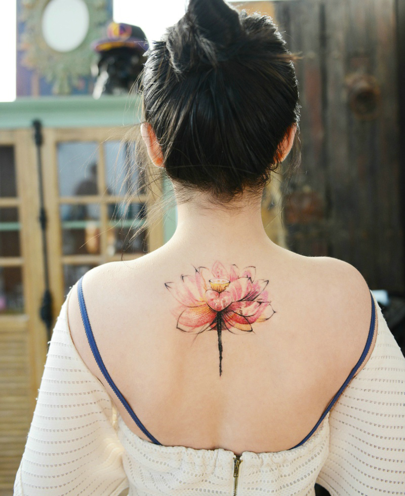 点击大图看下一张：后背的一朵莲花纹身刺青十分优雅