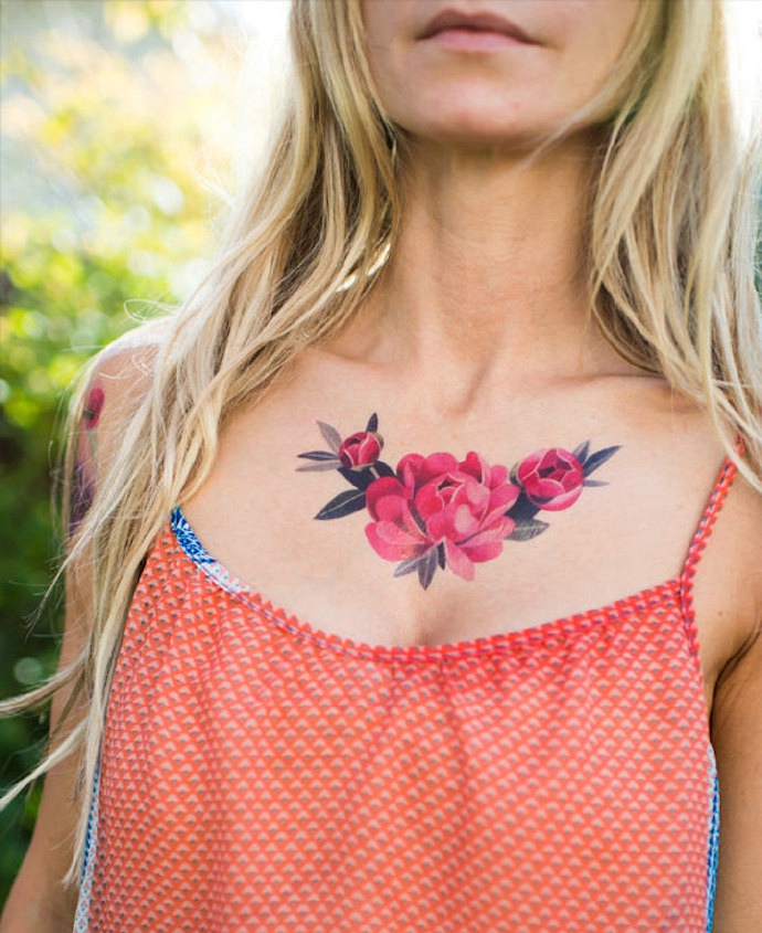 点击大图看下一张：女生胸口美丽绽放的花朵纹身刺青