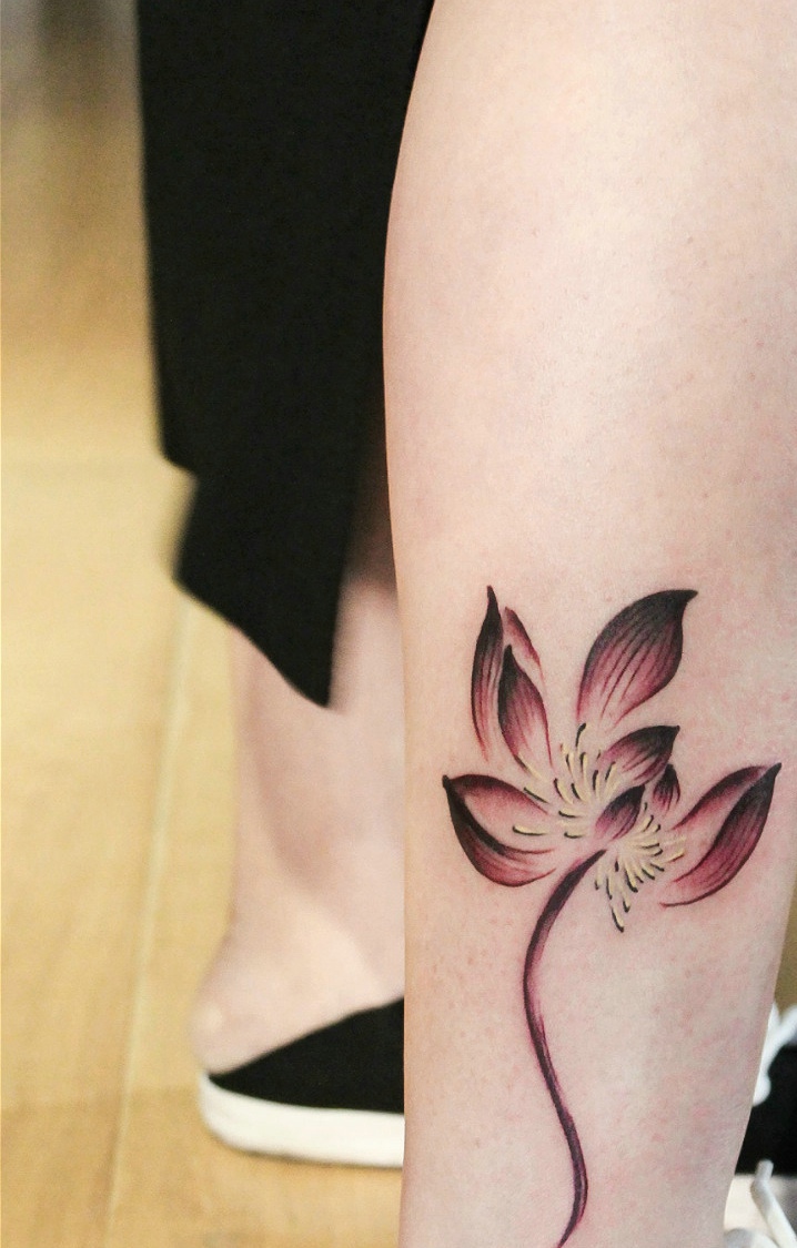 点击大图看下一张：小腿部美丽时尚的莲花纹身刺青