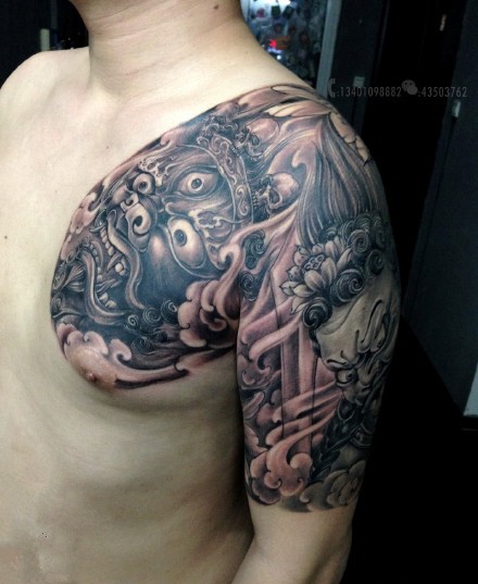 点击大图看下一张:不动明王经典半甲纹身