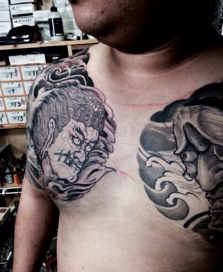 点击大图看下一张:不动明王经典半甲纹身