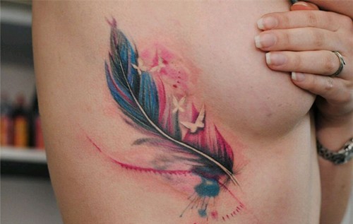 点击大图看下一张：彩色羽毛胸部纹身图案大全