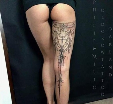 点击大图看下一张：超性感的后腿部长线条纹身