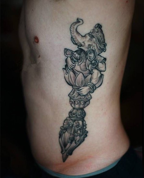 点击大图看下一张:传统象神腰部纹身图案