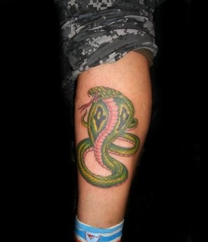 点击大图看下一张：个性腿部蛇纹身图案大全