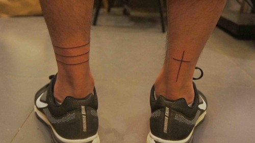 点击大图看下一张：极简主义脚踝小纹身