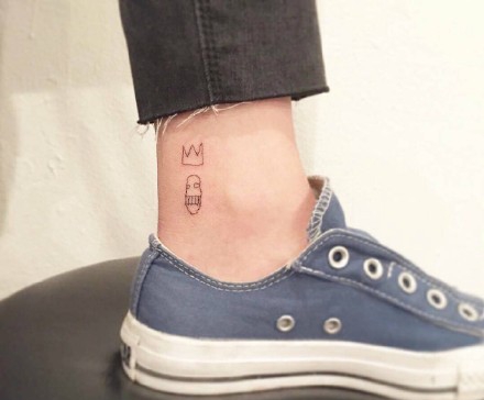 点击大图看下一张：极简主义脚踝小纹身
