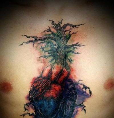 点击大图看下一张：极具创意的胸前心脏纹身图案