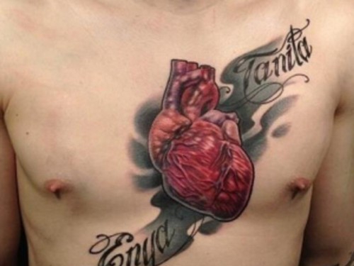 点击大图看下一张：极具创意的胸前心脏纹身图案