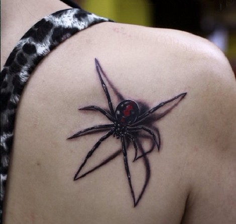 点击大图看下一张：肩部逼真写实的蜘蛛纹身图案