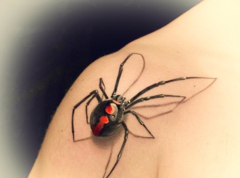 点击大图看下一张：肩部逼真写实的蜘蛛纹身图案