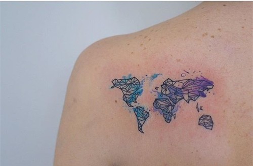 点击大图看下一张:肩部唯美漂亮的水彩纹身