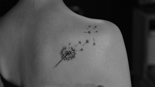 点击大图看下一张:肩部唯美有意境的蒲公英纹身