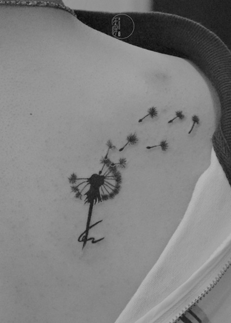 点击大图看下一张:肩部唯美有意境的蒲公英纹身