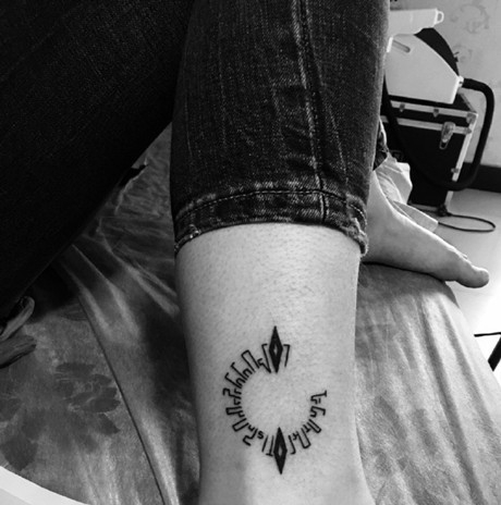 点击大图看下一张:简单的脚踝小纹身